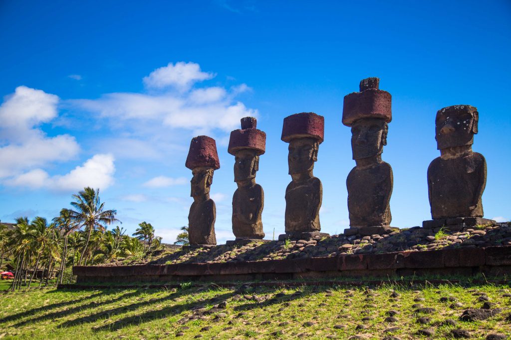 Moais em Anakena (esculturas Rapa Nui)