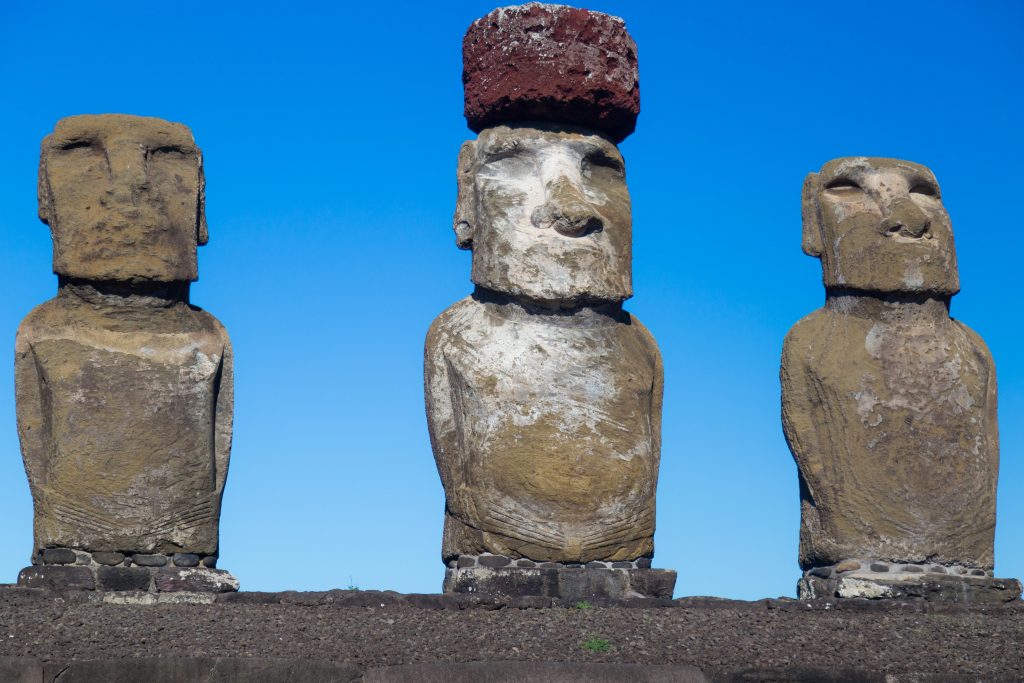 Moai com detalhes das unhas grandes