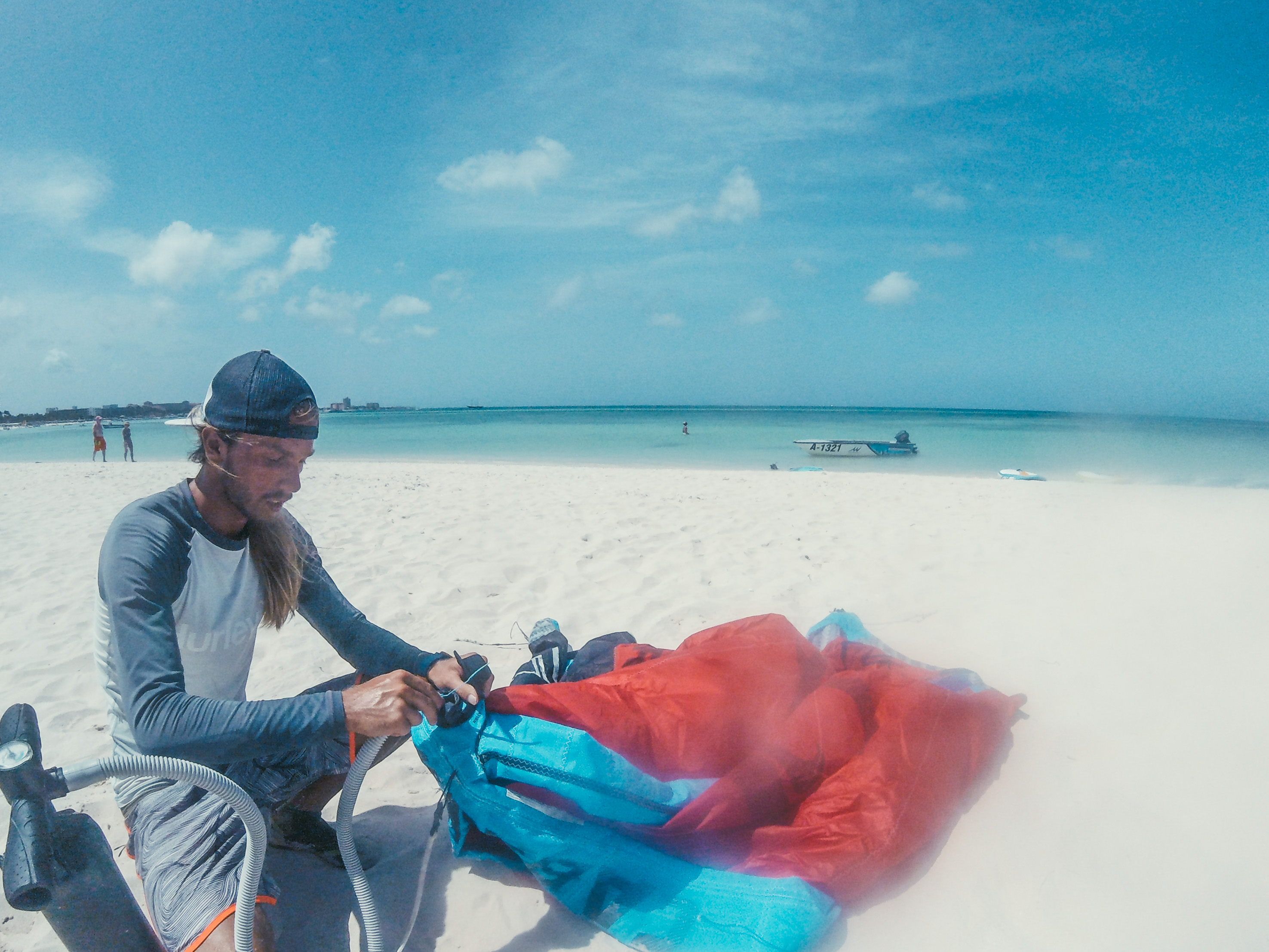 inflando a pipa do kite em aruba