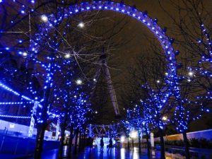 Foto da London Eye iluminada à noite