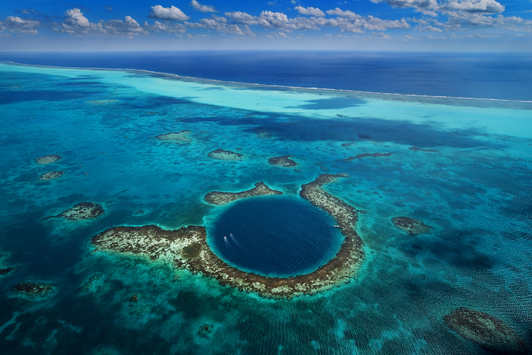 Foto aérea do blue hole em Belize