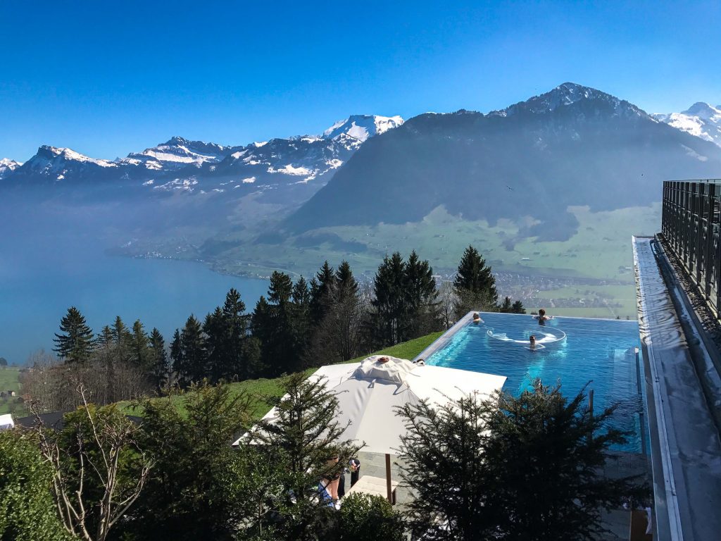 foto da piscina e vista do hotel villa honegg - lucerna