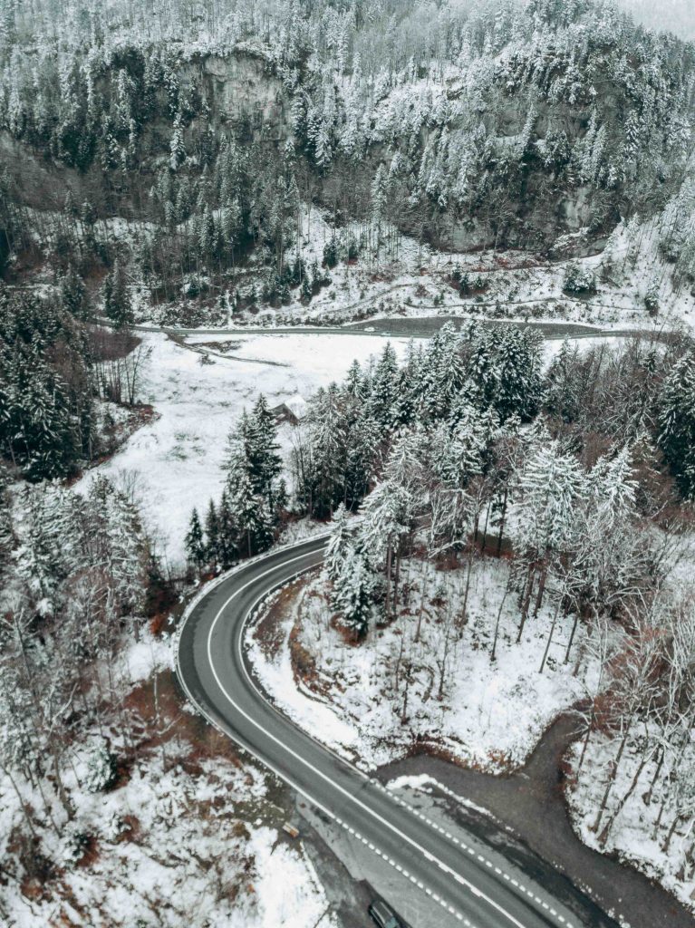 estrada nevada na suíça no inverno