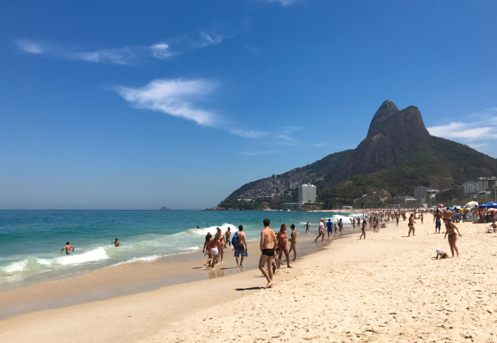 praia do Leblon em um dia de sol no Rio de Janeiro