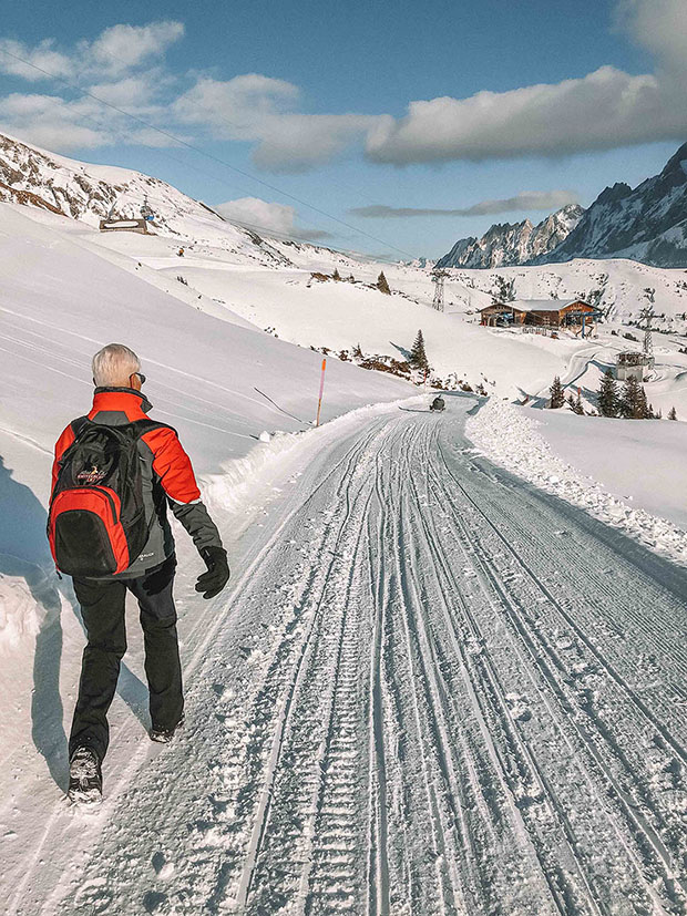 Caminhando com guia na neve em Interlaken First no inverno suíço