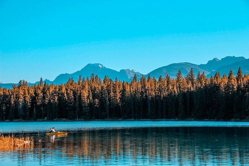pessoas fazendo caiaque no lago Annete em Jasper, no Canadá