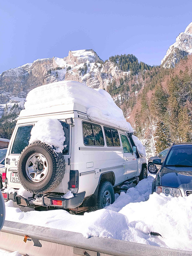 carro coberto de neve durante o inverno na Suíça