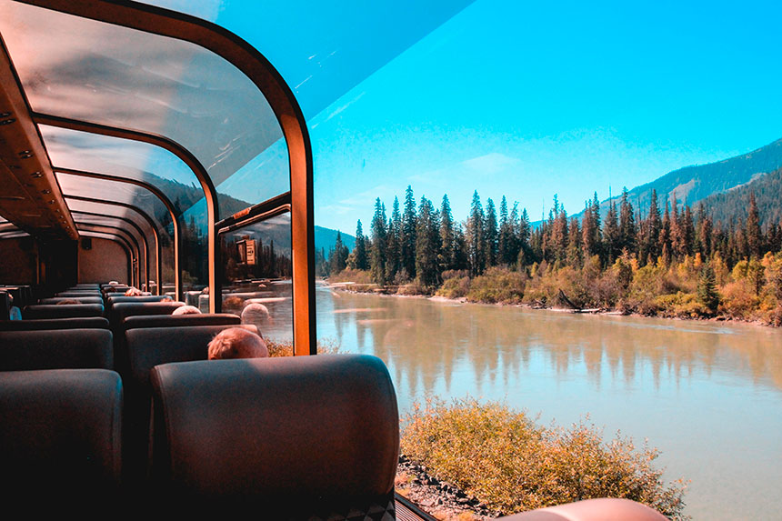 Dentro do trem de Vancouver à Jasper